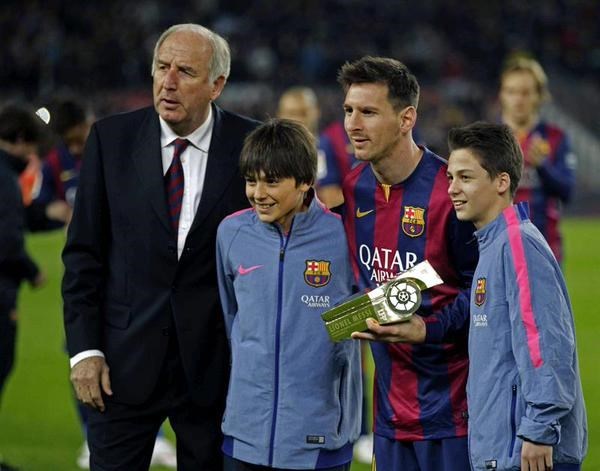 Messi recibió el trofeo de máximo goleador de la historia de la Liga española.
