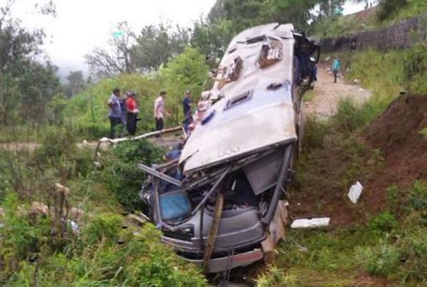 Micro que salió de Posadas a Florianapolis desbarrancó y hay 9 muertos.