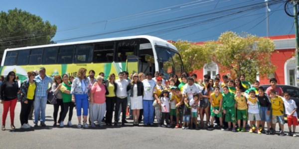 El nuevo móvil de Defensores de la Ribera fue presentado ayer . Servirá para el club y las colonias de verano. 