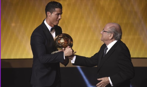 Cristiano fue galardonado con su tercer Balón de Oro, en una votación que causó controversia. “Quiero igualar a Messi”, dijo.