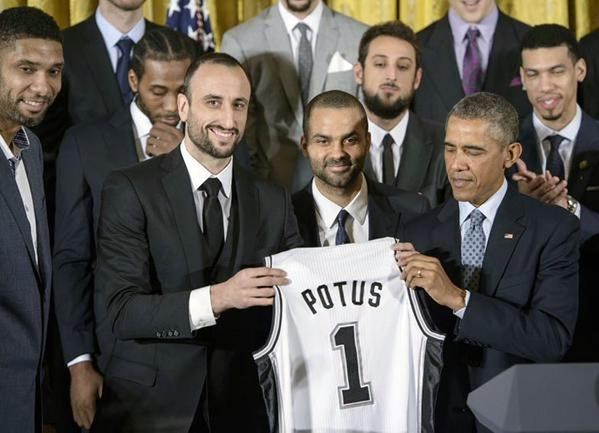 Ginóbili le entrega a Barack Obama una camiseta personalizada de los Spurs.