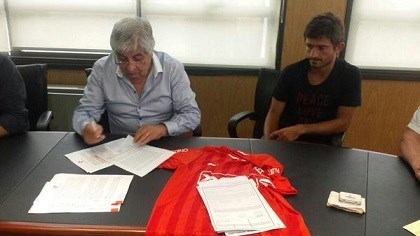Hugo Moyano, presidente de Independiente, junto a Emiliano Papa.