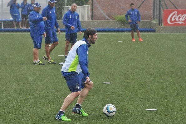 A pesar de la lluvia Velez realizó su entrenamiento en la Villa Olímpica. Pavone, flamante incorporación.