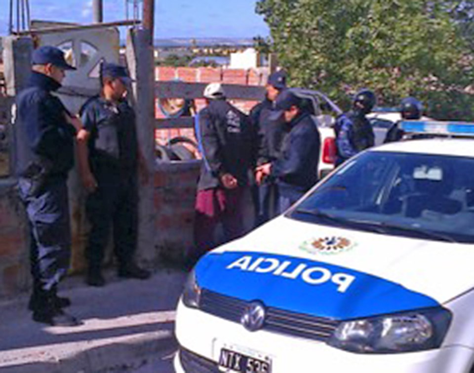 Esposado. El sospechoso fue sorprendido por la Policía en un domicilio al que concurre habitualmente.