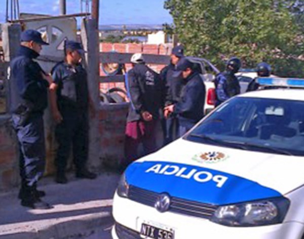 Esposado. El sospechoso fue sorprendido por la Policía en un domicilio al que concurre habitualmente.