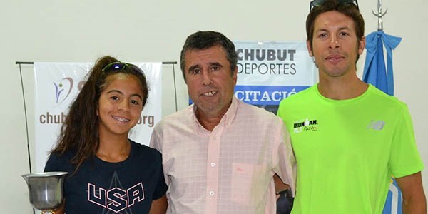 Moira junto a su entrenador, Nicolás Serer, visitaron a Ricardo Fueyo, titular de Chubut Deportes.