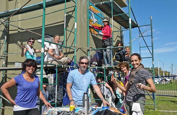 Experiencia. Los protagonistas del mural realizado en un trabajo conjunto. El diseño incluye flora y fauna.