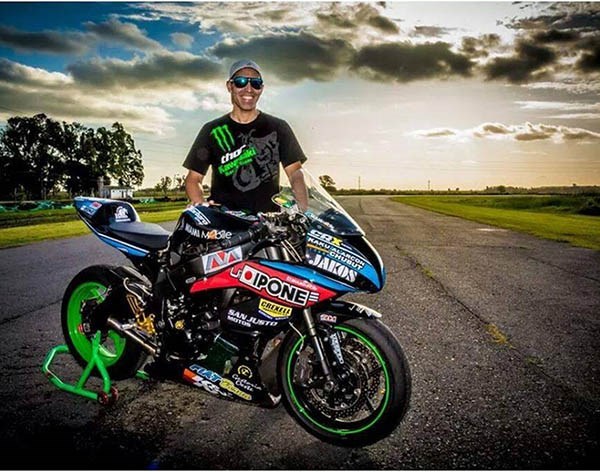 El piloto Pablo Ramos llega con su moto a Trelew para competir por el “Gran Premio Motomix Patagonia”.