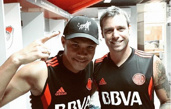 El plantel compartió algunas fotos de la pretemporada en Twitter. Sánchez con Cavenaghi.
