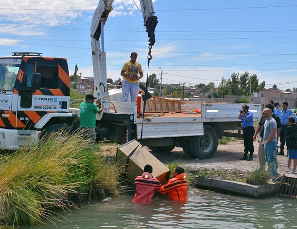 Una postal del operativo para sacar la caja del agua de riego.