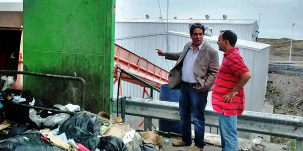 La recorrida de los funcionarios para ver el funcionamiento de la planta de tratamiento de Trelew.