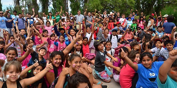 Colonias de vacaciones. Pérez Catán visitó ayer al grupo de 200 chicos que finalizó la primera etapa.