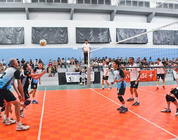 Armando juego. El conjunto de Puerto Madryn perdió por 3 sets en su debut como local.