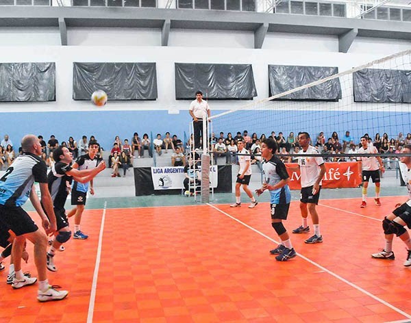 Armando juego. El conjunto de Puerto Madryn perdió por 3 sets en su debut como local.