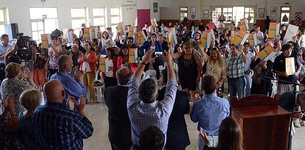 Mucha gente. Un carácter multitudinario tuvo este acto en Comodoro Rivadavia en el cual el gobernador Martín Buzzi estuvo presente.