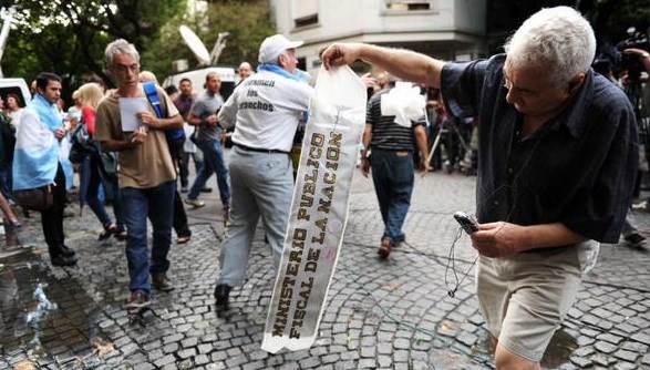El momento que destrozan la corona enviada por la Procuradora.