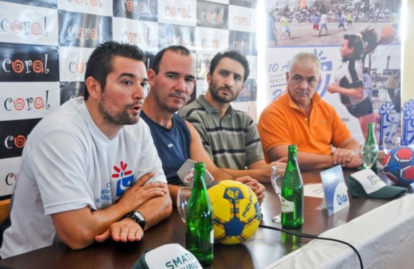 Los organizadores explicando el formato de esta nueva edición del beach handball en Puerto Madryn.
