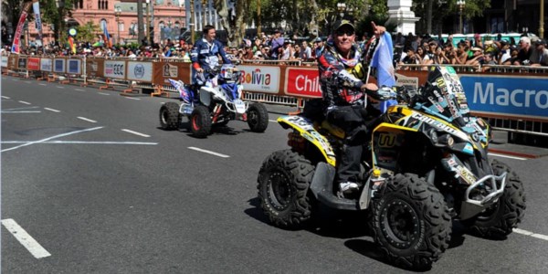 El argentino Daniel Mazzuco, uno de los protagonistas de la carrera de los Quads. Ayer lució la bandera.