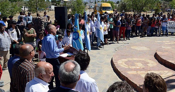 El gobernador Buzzi y su discurso durante los festejos por el 111 aniversario de la localidad de Gastre.