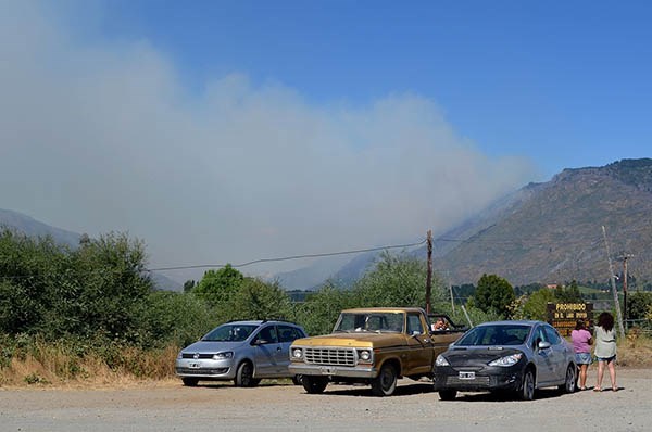 El incendio fue provocado. Sigue descontrolado. Ayer llegaron los apoyos del Valle Inferior y Madryn.