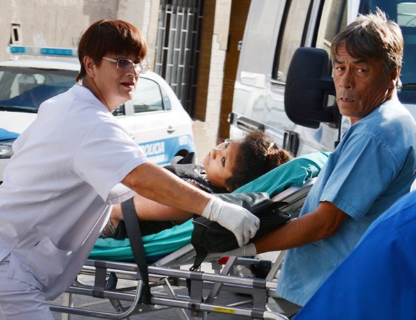 La niña herida ingresando ayer al hospital zonal trelewense.