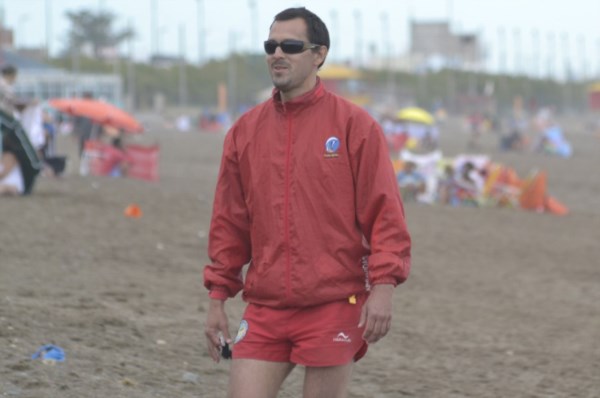 Los guardavidas no tienen descanso este verano.