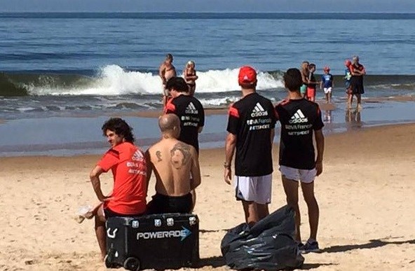 El "Payaso" en un alto en el duro trabajo de playa, descansa junto a Aguirre. (Foto: Twitter).