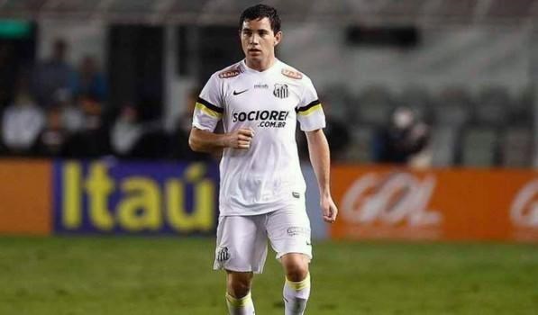 Boca le apunta a Mena, pero hay equipos de Brasil que lo quieren también.