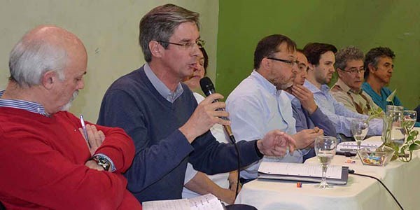 Oportunidad. Los candidatos a intendente de Esquel participaron del debate organizado por los jóvenes.