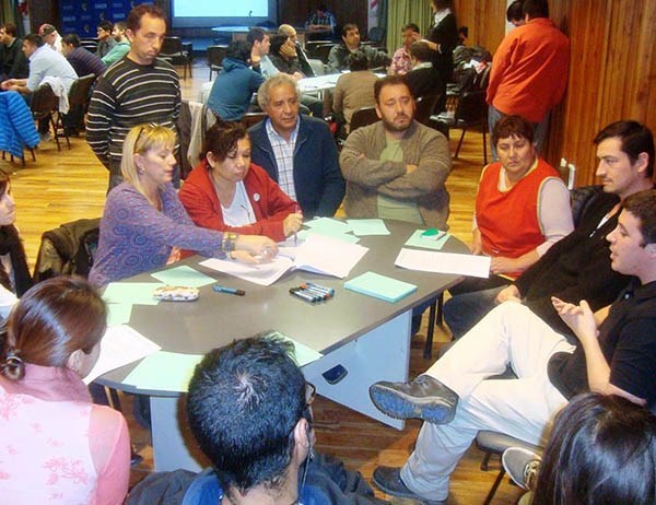 Discusiones. El joven dirigente junto con sus equipos de trabajo.