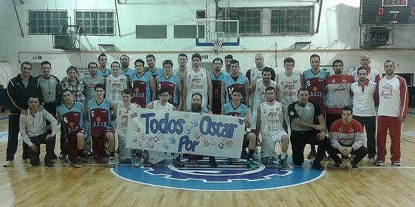 Todos por Oscar. La iniciativa solidaria reunió a los jugadores de la ABECH y el equipo de Huracán del TNA.