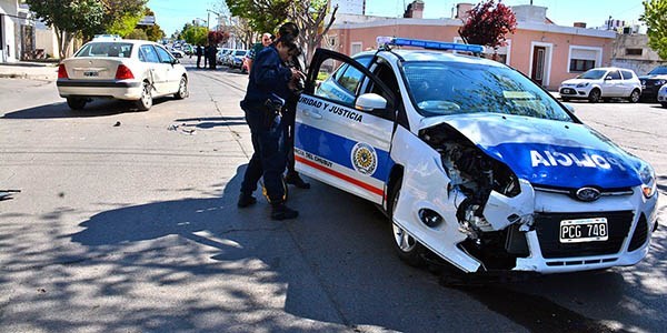 Daños. El patrullero se vio afectado en la parte delantera y una puerta. Esperan su pronta reparación.