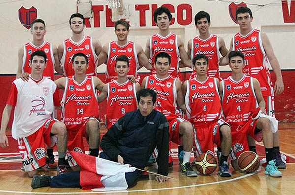 El plantel U17 de Huracán de Trelew. El “Globito” obtuvo la clasificación para la instancia de semifinales.