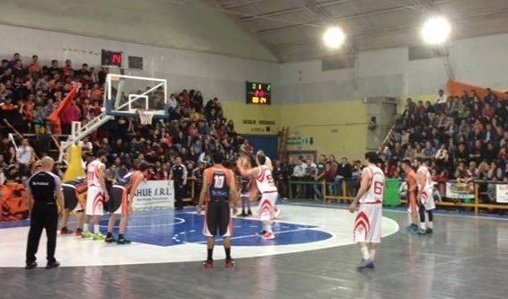 Ante un gran marco de público, Huracán se llevó el triunfo. (Foto: Manolo Tactica Deftool).