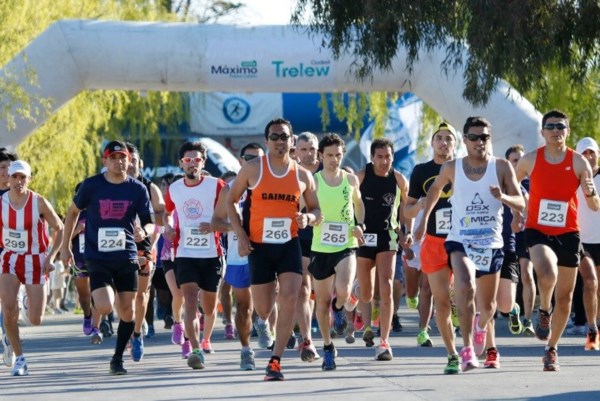 Un día primaveral se asoció a la fiesta del atletismo valletano.