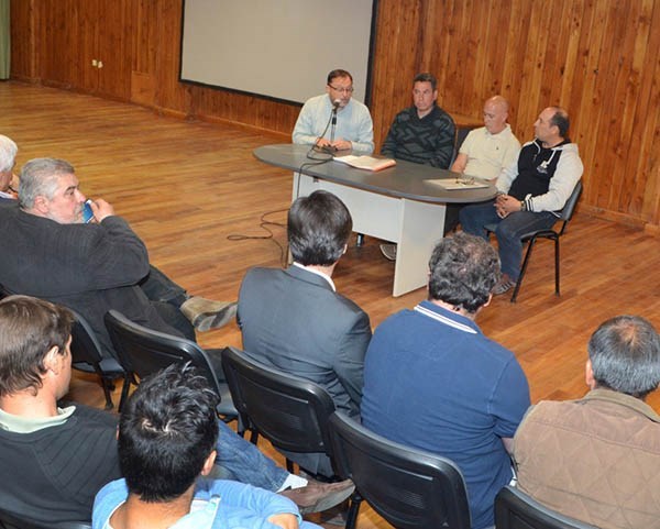 En sociedad. El “Pato”, con los policías ya retirados en la exposición. 