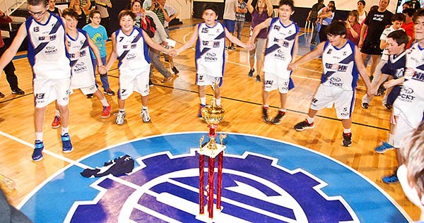 La ronda del campón. Los chicos U13 de Brown festejaron la consagración en su propia cancha.