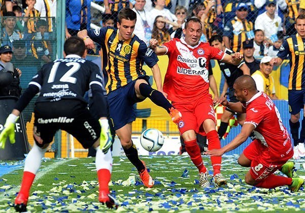 Central supera a Argentinos, sueña y la presión es de Boca.