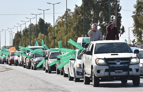 Columna verde. Una postal del recorrido del candidato a gobernador por la capital, donde cerró campaña. 