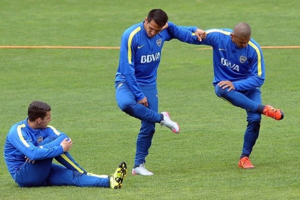 Monzòn y Cata Díaz elongando. Volverán a formar el sector izquierdo defensivo en Boca.