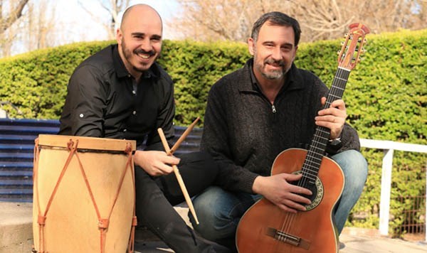 El dúo de reciente formación tocará música y arreglos propios.