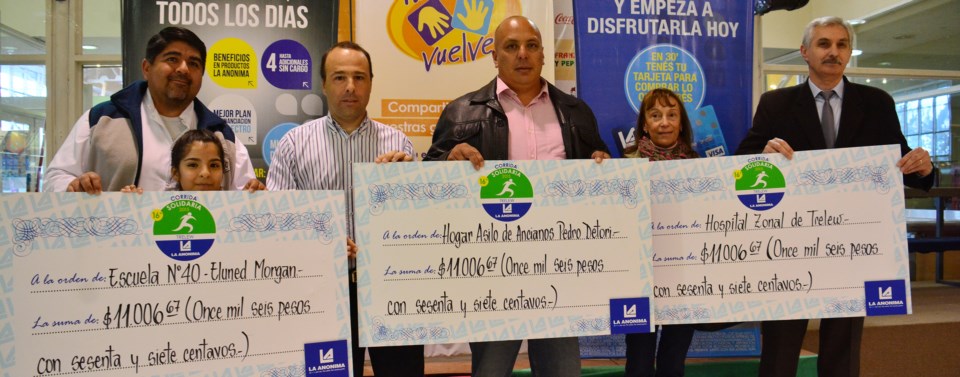 Los representantes de la Escuela 40, el Hospital de Trelew y el Hogar de Ancianos “Pedro Detori” sostienen sus cheques simbólicos, con los fondos de la Corrida Solidaria La Anónima.