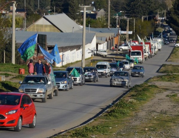 Imagen de la caravana por Esquel encabezada por el “Pato” Fernández.    