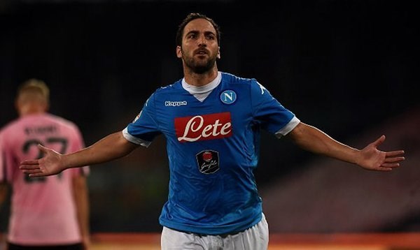 Con un Higuaín intratable, Napoli venció 2-0 al Palermo y pisa fuerte en el Calcio.