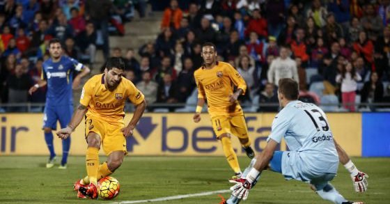 Neymar y Suárez le bastan al Barcelona para derrotar al Getafe.