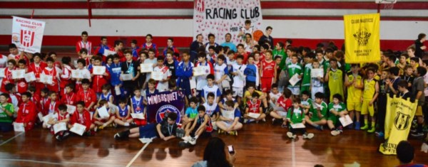 Ayer se realizó el acto central en el Racing. La presidente de la ABECH saludó a los chicos y luego hubo entrega de medallas y diplomas a todos.