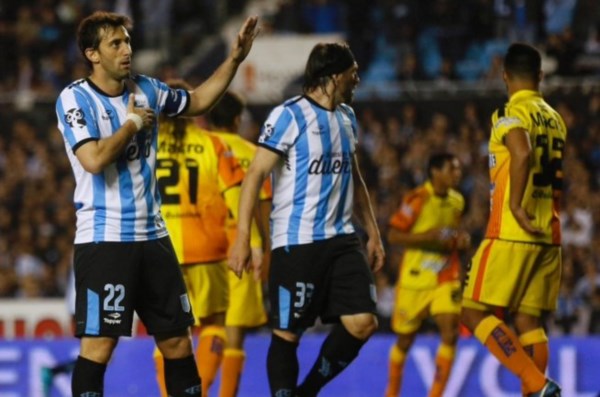 Diego Milito anotó dos goles ante Crucero. Los hinchas pidieron que siga jugando en Racing.