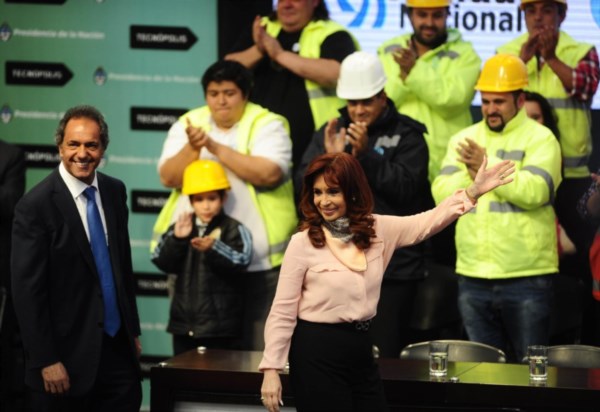 Los cascos son en homenaje a los trabajadores del sector Vial.