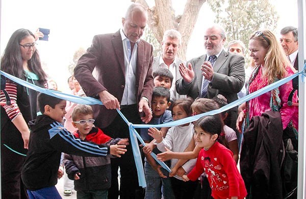 Con ayuda de los chicos. El gobernador durante la inauguración de la obra de ampliación del Jardín 430.