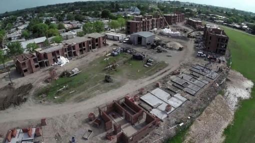 Otro ladrillo en... el barrio. Avanza la construcción, motorizada por el Procrear.